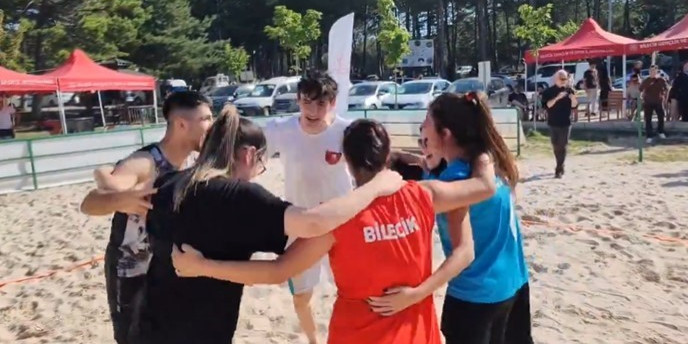 Plaj Voleybolu Turnuvası’nın şampiyonu ‘Kumdan Kale’ isimli takım oldu