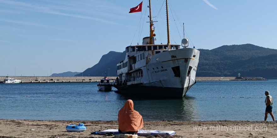 Plaja gelen yerli ve yabancı turistlere dev vapur sürprizi