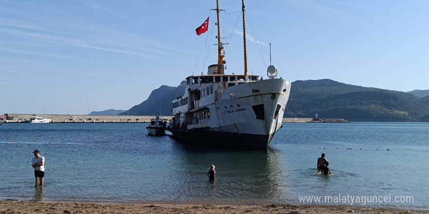 Plaja gelen yerli ve yabancı turistlere dev vapur sürprizi