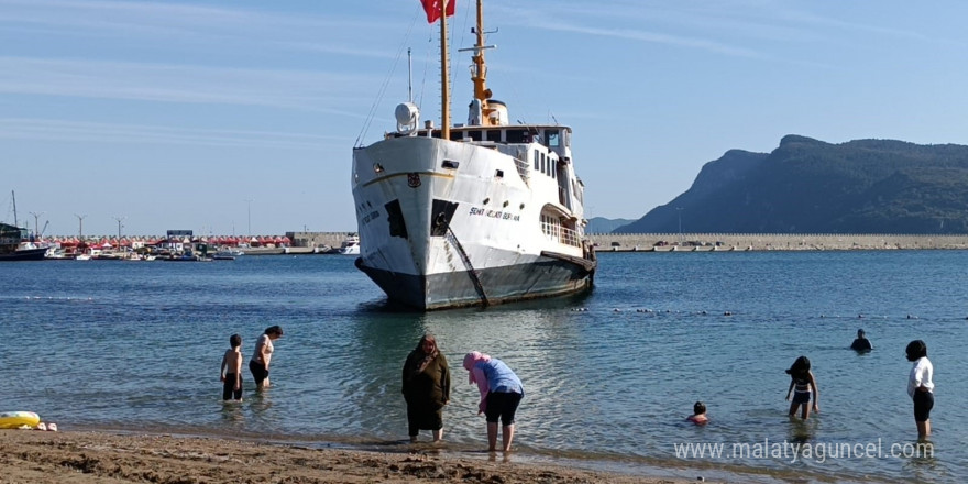 Plaja gelen yerli ve yabancı turistlere dev vapur sürprizi