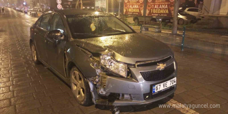 Polis alkollü sürücüyü aracın üzerine atlayarak durdurdu