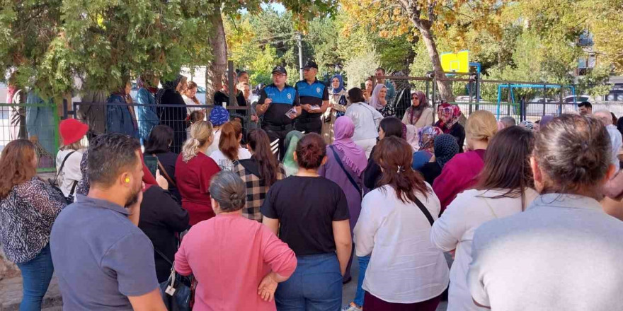 Polis ekipleri öğrencilere ve velilere basit güvenlik tedbirlerini anlattı