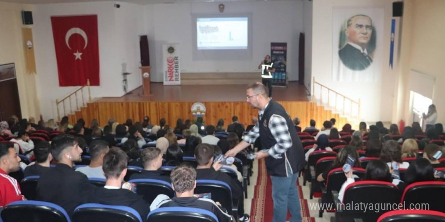 Polis ekiplerince öğrencilere narko gençlik eğitimi