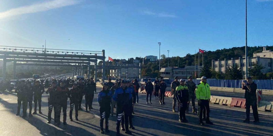 Polis ekiplerinden 15 Temmuz Şehitler Köprüsü’nde Atatürk’e saygı duruşu