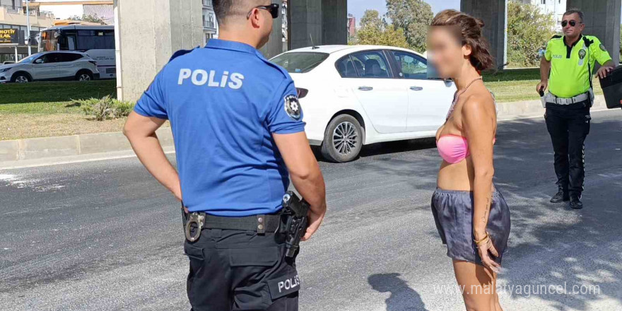 Polis ekiplerinin trafikteki bikinili genç kadınla imtihanı