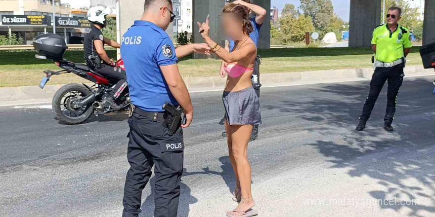 Polis ekiplerinin trafikteki bikinili genç kadınla imtihanı