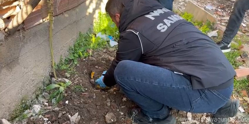 Polis, evin bahçesinde toprağa gömülü uyuşturucu ele geçirdi