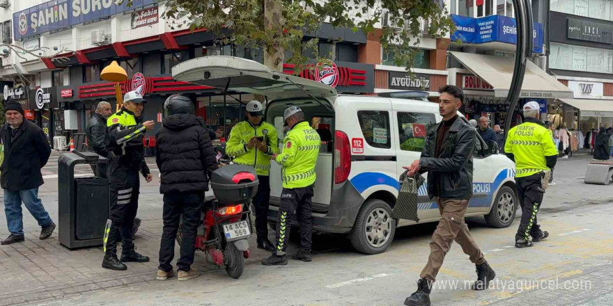 Polis, girilmesi yasak olan caddeye giren sürücülere göz açtırmadı