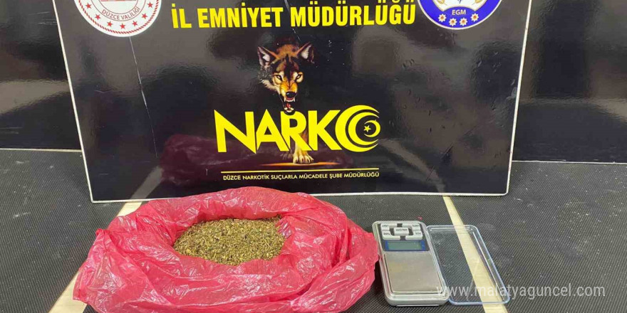 Polis koçbaşı ile kapıyı kırıp girdiği evde narkotik köpeği ile arama yaptı