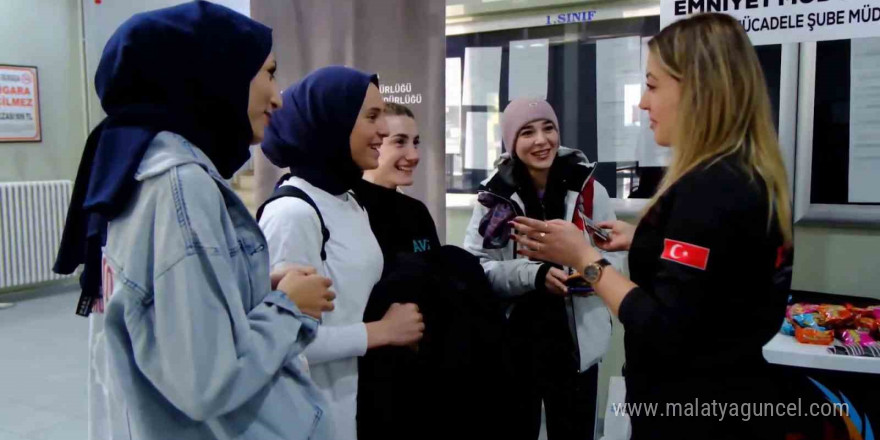 Polis üniversite öğrencilerine terör örgütleri konusunda bilgilendiriyor