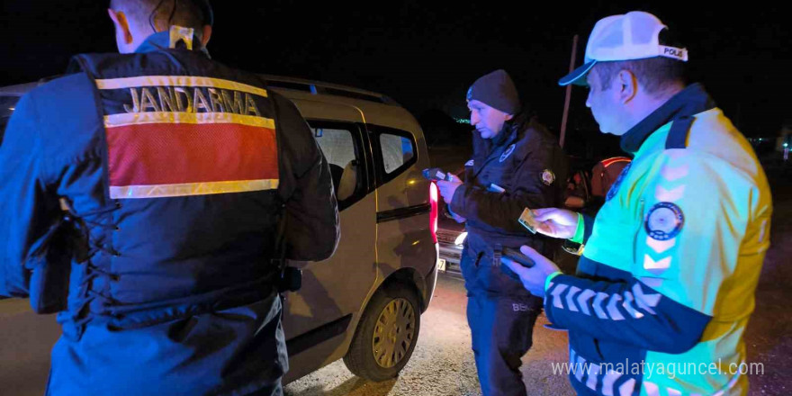 Polis ve jandarma denetimlerini günün ilk ışıklarına kadar sürdürdü