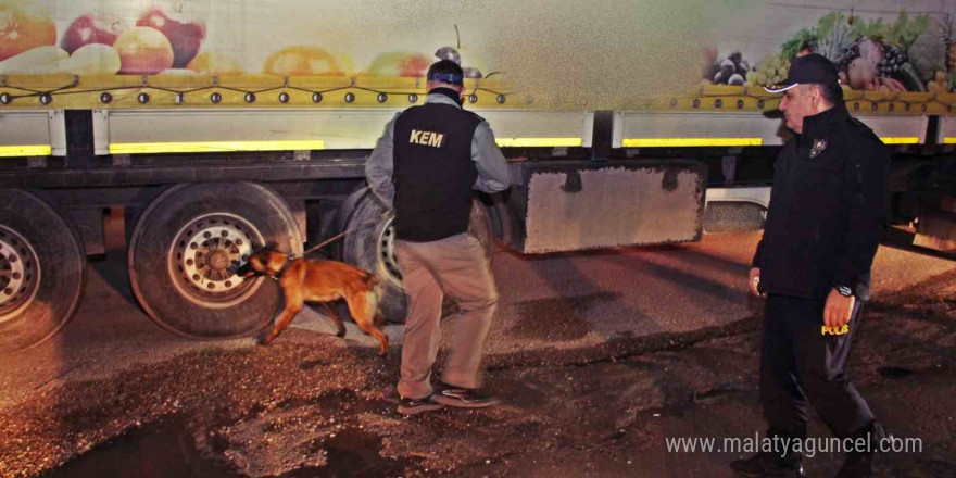 Polis yılbaşı gecesi 3 bin 612 kişinin kimlik sorgulamasını yapıp, 900 aracı kontrol etti