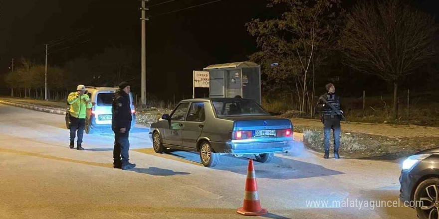 Polis yılbaşı gecesi 3 bin 612 kişinin kimlik sorgulamasını yapıp, 900 aracı kontrol etti