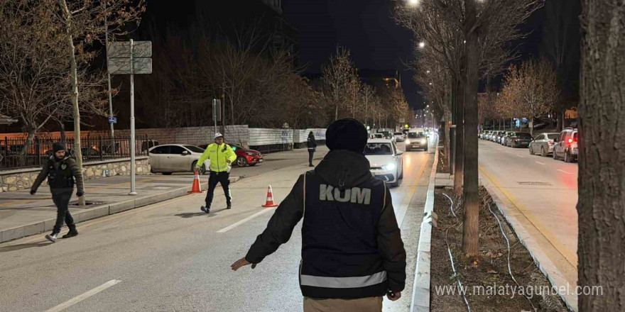 Polis yol uygulamasında kaçak alkol ve uyuşturucu ele geçirdi