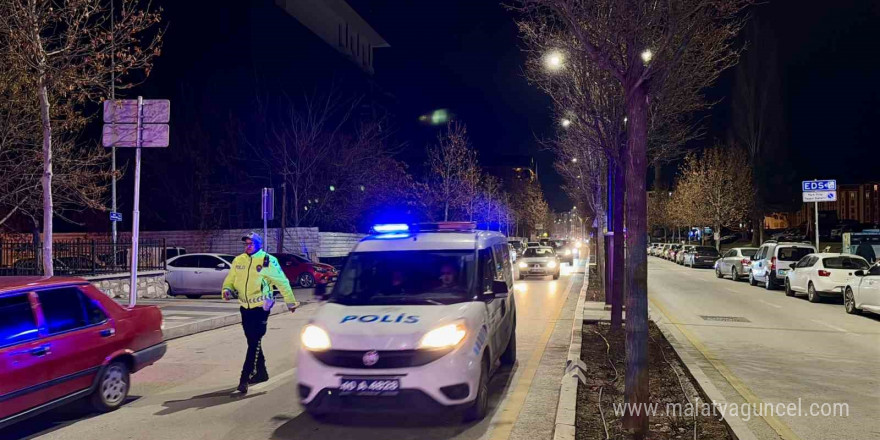 Polis yol uygulamasında kaçak alkol ve uyuşturucu ele geçirdi