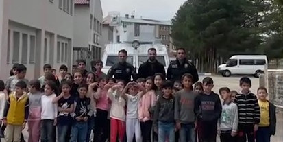 Polise selam veren öğrencilere shortland sürprizi