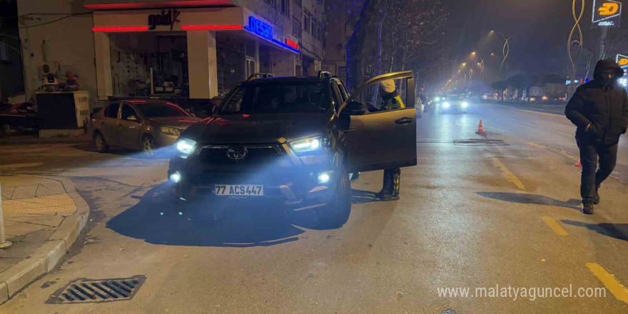 Polisi görünce park ettiği aracı ve içindeki kadını terk edip kaçtı