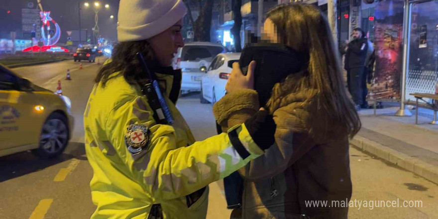 Polisi görünce park ettiği aracı ve içindeki kadını terk edip kaçtı