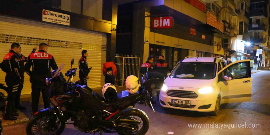 Polisi görünce yol ortasında bırakıp kaçtıkları araçtan uyuşturucu çıktı