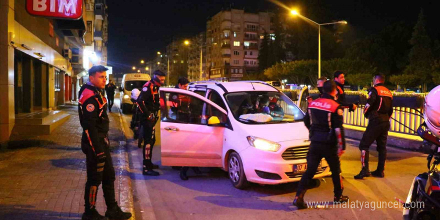 Polisi görünce yol ortasında bırakıp kaçtıkları araçtan uyuşturucu çıktı