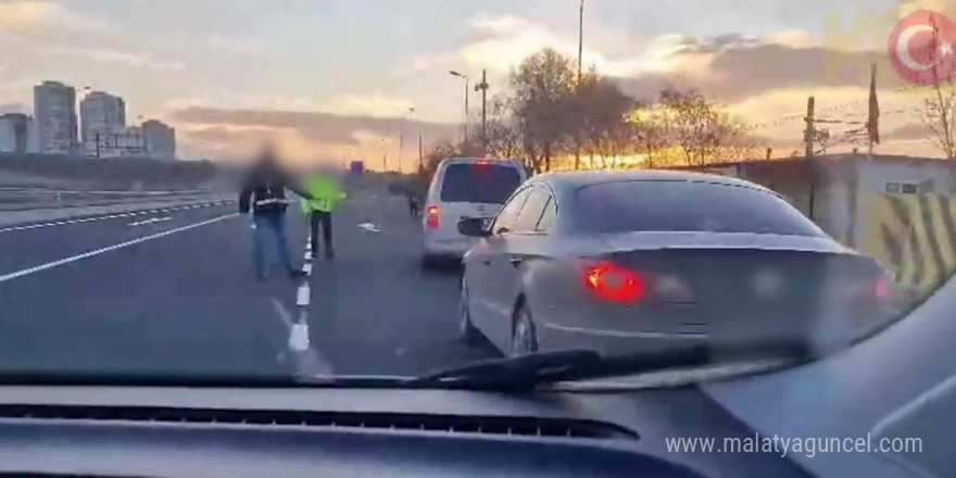 Polisin durdurduğu araçtan 20 ruhsatsız silah çıktı