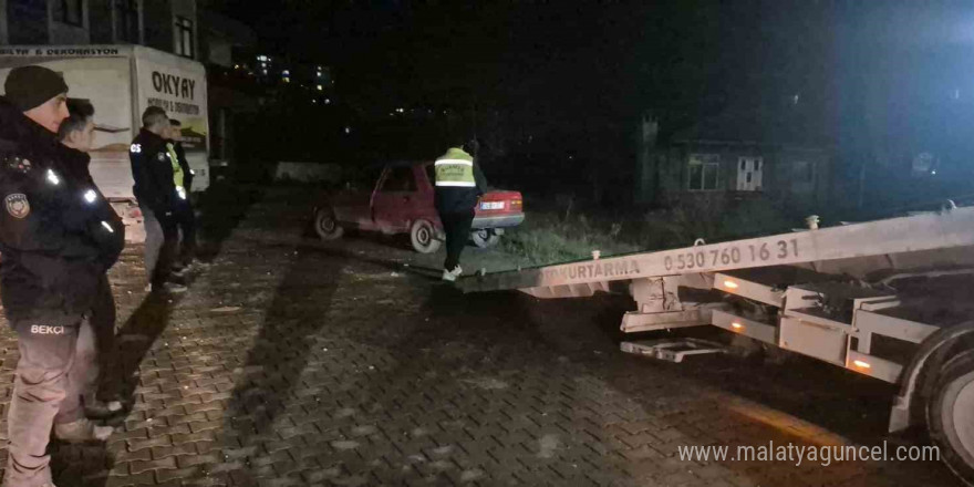 Polisin kovaladığı araç tekedilmiş halde bulundu