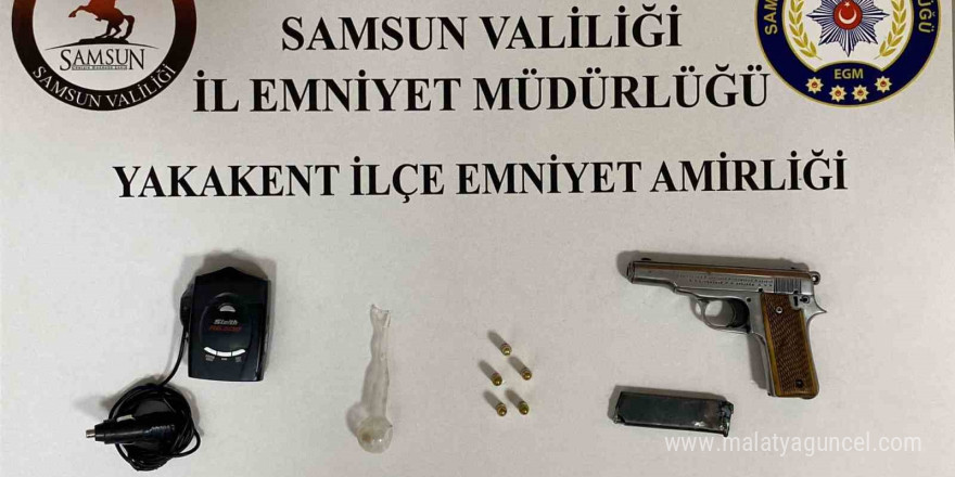 Polisin uygulamasında silah ve radar tespit cihazı ele geçti