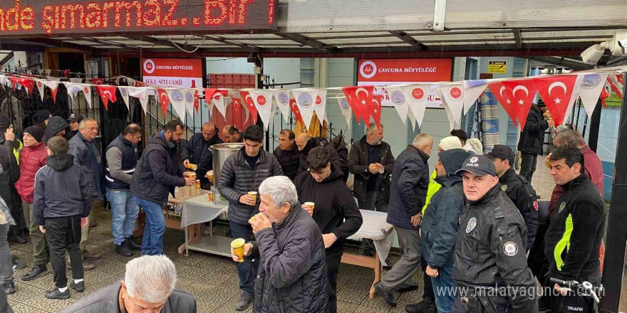 Polislerin hayrına camii cemaati ve öğrencilere ikramda