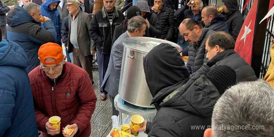 Polislerin hayrına camii cemaati ve öğrencilere ikramda