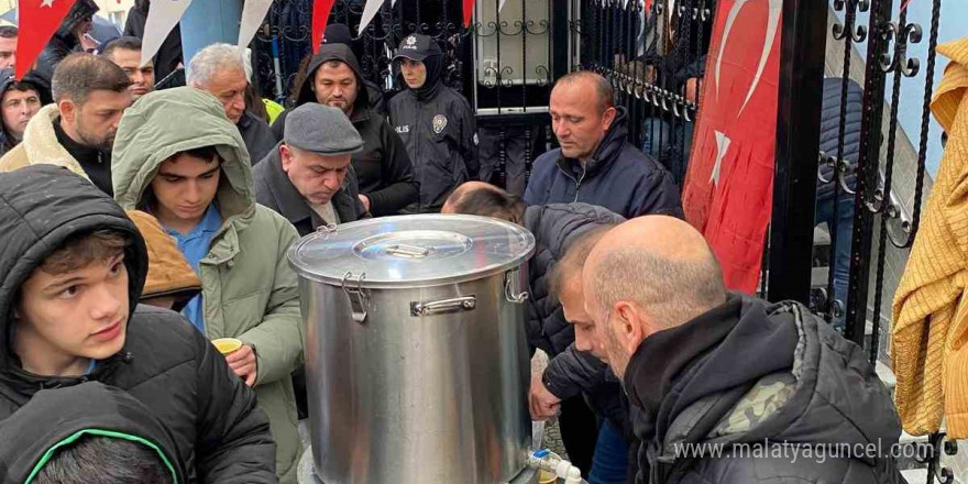 Polislerin hayrına camii cemaati ve öğrencilere ikramda