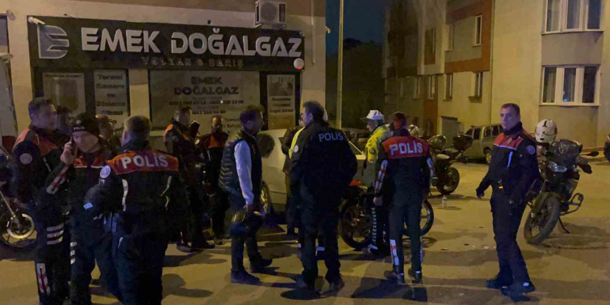 Polisten kaçarken kazaya neden oldu: 2’si polis 4 yaralı