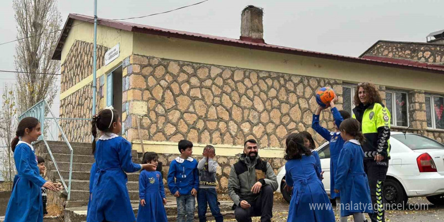 Polisten minik kalplere küçük dokunuş