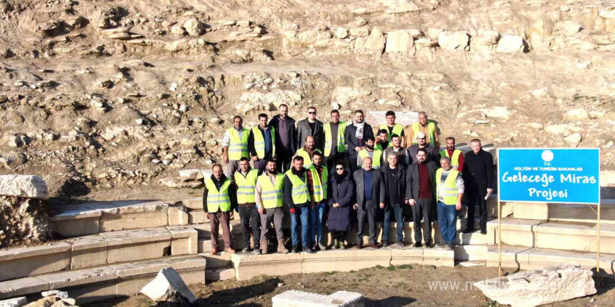 Pompeipolis Antik Kenti’nde kurtarılan bin 800 yıllık mozaikler tarihi villanın zeminine yerleştirildi