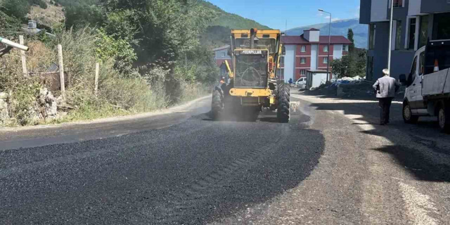 Posof’ta bozulan yollar asfaltlanıyor