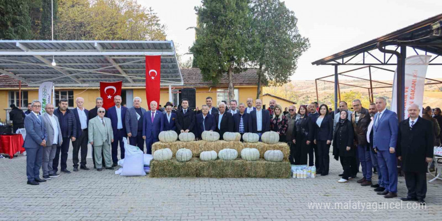 Protokol üyeleri kabak dilimini en kısa sürede soymak için yarıştı