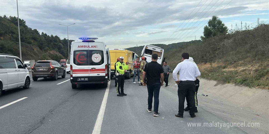 PTT aracı ile servis minibüsü ile çarpıştı: 4 yaralı