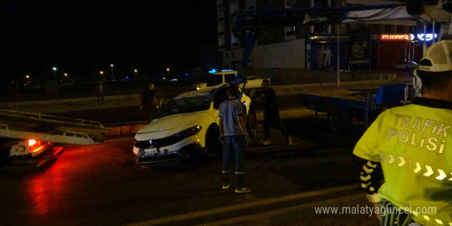 Refüje çarpan otomobil takla atıp metrelerce sürüklendi: 5 yaralı