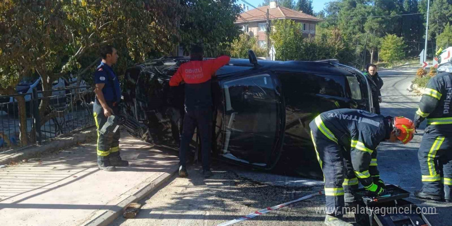 Refüje çarpan otomobil yan yattı; 2 yaralı