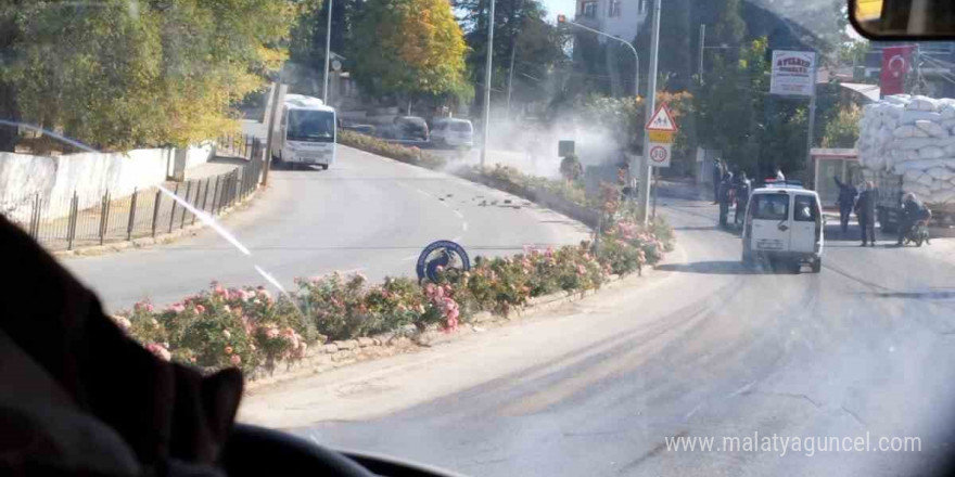 Refüje çarpan otomobil yan yattı; 2 yaralı