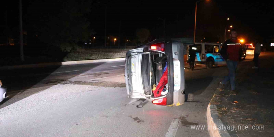 Refüje çarpıp takla atan araçta aynı aileden 5 kişi yaralandı