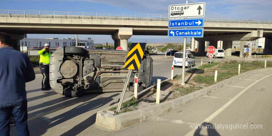 Refüje çarpıp yan yatan otomobilin sürücüsü hafif yaralandı