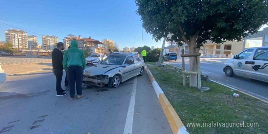 Refüje çıkıp ağaçları deviren otomobil sürücüsünü aydınlatma direği durdurdu