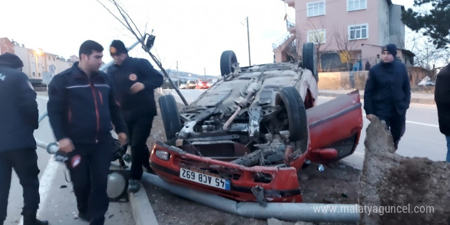 Refüje çıkıp ters dönen otomobilin sürücüsü yaralandı