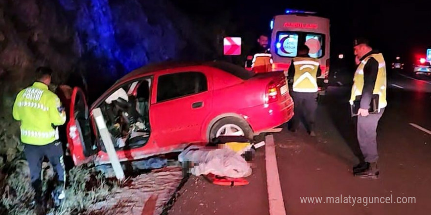 Refüje düşen otomobilinde can verdi