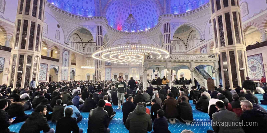 Regaip Kandili’nde Abdülhamid Han Camii doldu taştı