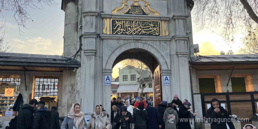 Regaip Kandili’nde vatandaşlar Eyüpsultan Camii’ne akın etti