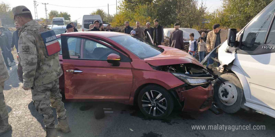 Rehqbilitasyon servisi ile otomobil çarpıştı: 4’ü çocuk 13 yaralı