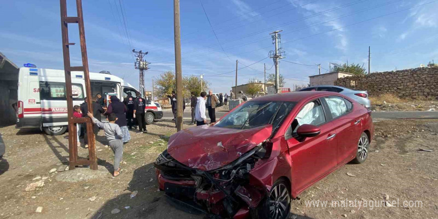 Rehqbilitasyon servisi ile otomobil çarpıştı: 4’ü çocuk 13 yaralı