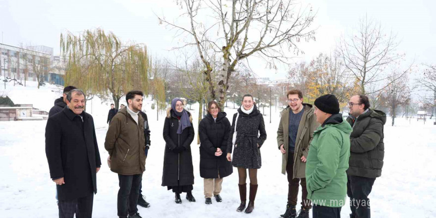 Rektör Sözbir öğrencilerle kartopu oynadı