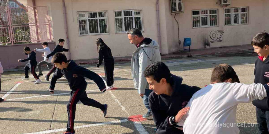 Renkli Eller, okul bahçesine geleneksel çocuk oyun alanları çizdi